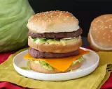 Un Big Mac maison avec sa sauce emblématique, deux steaks, salade, fromage et oignons. Un délice !