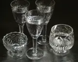 Eleganckie kieliszki i miseczki z kryształu, pięknie odbijające światło. Jak odróżnić kryształ od szkła? Zwróć uwagę na blask i precyzję szlifów.