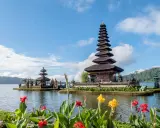Świątynia Pura Ulun Danu Bratan na Bali, symbol balijskiej religii, majestatycznie wznosi się nad jeziorem.