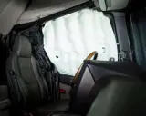 Nadmuchane kurtyny powietrzne w samochodzie chronią pasażerów. Widać fotel kierowcy i fragment kierownicy.