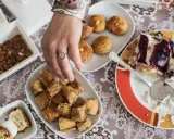 Festliche Tafel mit Süßigkeiten und Mandeln, ein Genuss zum Eid al Fitr in Deutschland.