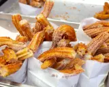 Deliciosos churros recién hechos, cubiertos de azúcar. Una guía visual de como hacer churros perfectos.