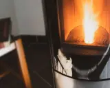 Flammes vives dans un poêle à granulés, l'échangeur de chaleur assure une diffusion rapide de la chaleur.