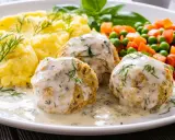 Pyszne pulpety z indyka w sosie koperkowym, podane z puree ziemniaczanym i warzywami.
