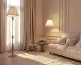 Elegancka lampa podłogowa niebieska, stojąca obok okna, tworzy przytulną atmosferę w salonie.