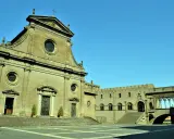 Piazza di Viterbo, con la facciata imponente della chiesa e il Palazzo dei Papi. Un viaggio da Viterbo a Tuscania inizia qui.