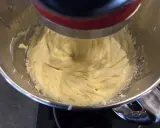 Un robot pâtissier mélange une crème onctueuse, prête à devenir une délicieuse crème mousseline café.