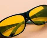 Okulary z żółtymi soczewkami, idealne na mglisty dzień. Czy warto zainwestować w takie okulary 0.5?