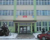 Budynek prywatnej wyższej szkoły ochrony środowiska w Radomiu, zimą.