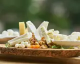 Deska serów z orzechami i suszonymi morelami. Zastanawiasz się, ile kcal ma plaster sera?
