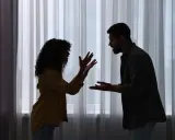 Siluetas de una pareja discutiendo apasionadamente. Ella gesticula con las manos, él la mira fijamente. ¿Será que porque atraigo a personas con problemas?
