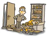 Mann steht in einem Chaos aus Papier und Kartons, fragt sich: warum kann ich keine Ordnung halten? Ein offenes Regal und eine Tür im Hintergrund.