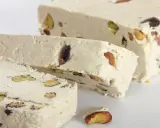 Chałwa z pistacjami i migdałami. Z czego robi się chałwę? Z sezamu i orzechów, słodzona miodem lub cukrem.