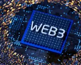 Centralny procesor z napisem WEB3, otoczony przez świecące kostki i punkty, symbolizujące przyszłość internetu.