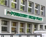 Powiatowy Urząd Pracy. Tu dowiesz się, jak wyrejestrować się z urzędu pracy.