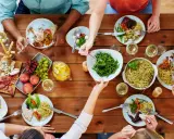 Un repas convivial entre collègues : pâtes, poulet rôti, salade, fruits et charcuterie. Une belle idée repas entre collègues travail.
