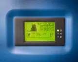SMA Sunny Tripower-display visar solenergi. Kraftproduktion 2028W, daglig produktion 27.76 kWh, totalt 36.674 MWh.