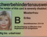 Schwerbehindertenausweis für Erika Musterfrau. Der Ausweis bestätigt die Berechtigung zur Mitnahme einer Begleitperson, was für Menschen mit COPD wichtig ist.