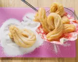Churros dorés saupoudrés de sucre, prêts à être dégustés. Une délicieuse recette churros pour le plaisir des gourmands.