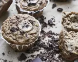 Saftiga bananmuffins med chokladbitar och en bananskiva på toppen. Perfekt för ett banan muffins recept.