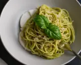 Spaghetti z pesto i mozzarellą, ozdobione bazylią. Czy taki makaron jest dietetyczny? Zależy od składników!