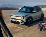 Un hombre sonriente se acerca a su primer vehículo eléctrico, un moderno SUV plateado, listo para cargarlo.