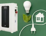 Biały magazyn energii bez fotowoltaiki, żarówka, liście i symbol domu z wtyczką.
