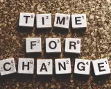 Tessere del gioco "Scrabble" compongono la frase "TIME FOR CHANGE". Le cose non cambiano, siamo noi che cambiamo.