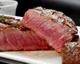 Perfekt grillad oxfilé, saftig och röd inuti, med en härlig yta. En festmåltid!