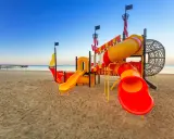 Kolorowy plac zabaw w kształcie statku pirackiego na plaży w Gdańsku. Idealne miejsce na wakacje gdansk dla dzieci.