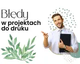 Uśmiechnięty mężczyzna z teczką wskazuje na tekst "Błędy w projektach do druku".