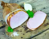 Wędzony kindziuk, czyli wieprzowa szynka, pokrojona na plastry, z cebulą i natką pietruszki.