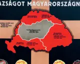 Mapa przedstawiająca okrojoną Węgry po traktacie w Trianon, z zaznaczonymi utraconymi terytoriami i ludnością.