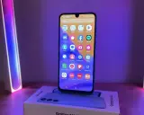 Nowy Samsung A16 5G z kolorowym podświetleniem. Na ekranie widoczne ikony aplikacji, m.in. Facebook, Spotify, YouTube.
