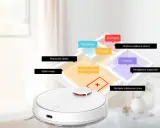 Robot sprzątający Xiaomi Vacuum Mop Pro na tle mapy mieszkania z zaznaczonymi strefami.