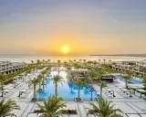 Zachód słońca nad basenem i palmami w Iberotel Costa Mares. Luksusowy kurort zaprasza na relaks.