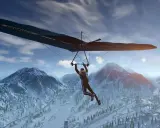 Gracz szybuje na lotni nad ośnieżonymi górami, podziwiając krajobraz w grze Ring of Elysium.