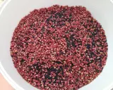 Un bol rempli de poivre de Sichuan rouge et noir, prêt pour la récolte. Le moment idéal pour quand récolter le poivre de Sichuan est quand les baies sont mûres.