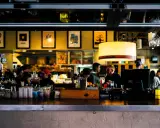 Gente en un bar, discutiendo sobre qué es el derecho de admisión en un bar.