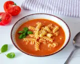 Zupa pomidorowa z makaronem fusilli, świeżą bazylią i pomidorami. Idealne jakie przyprawy do zupy pomidorowej? Bazylia i czosnek!