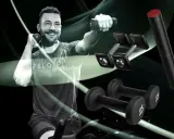 Lächelnder Mann mit Hanteln, bereit für Muskelaufbau und Cardio. Hanteln und eine Rolle liegen daneben.