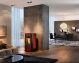 Estufa moderna de pellets, que son los pellets, calienta un salón con chimenea y comedor.