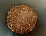 Chrupka do tortu z czekoladą i orzechami, przygotowywana w tortownicy.