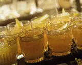 Mehrere Cognac Cocktails mit Eis und Zitronenzeste, bereit zum Servieren.