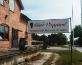 Gute Vingård i Hablingbo erbjuder vandrarhem, restaurang och butik. En skylt visar vägen till denna mysiga vingård.