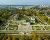 Pałac w Wilanowie z barokowymi ogrodami to wspaniałe darmowe atrakcje Warszawa. Jesienne liście dodają uroku.