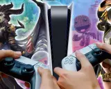 Manos sujetando mandos de PS5 para juegos de 2 jugadores en la misma pantalla, con personajes de fantasía y Sackboy.