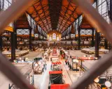 Budapest Geheimtipps: Die beeindruckende Markthalle mit ihren vielen Ständen und dem architektonischen Dach ist ein Muss.