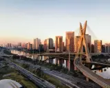 Sonnenuntergang über der Skyline von São Paulo, mit dem Ponte Estaiado und dem Fluss Tietê.