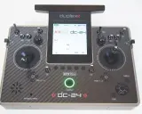 Jeti DS 24 v2 Fernsteuerung mit zwei Joysticks, vielen Schaltern und einem Touchscreen.